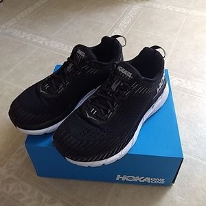 ~*Hoka One One Clifton 5*~